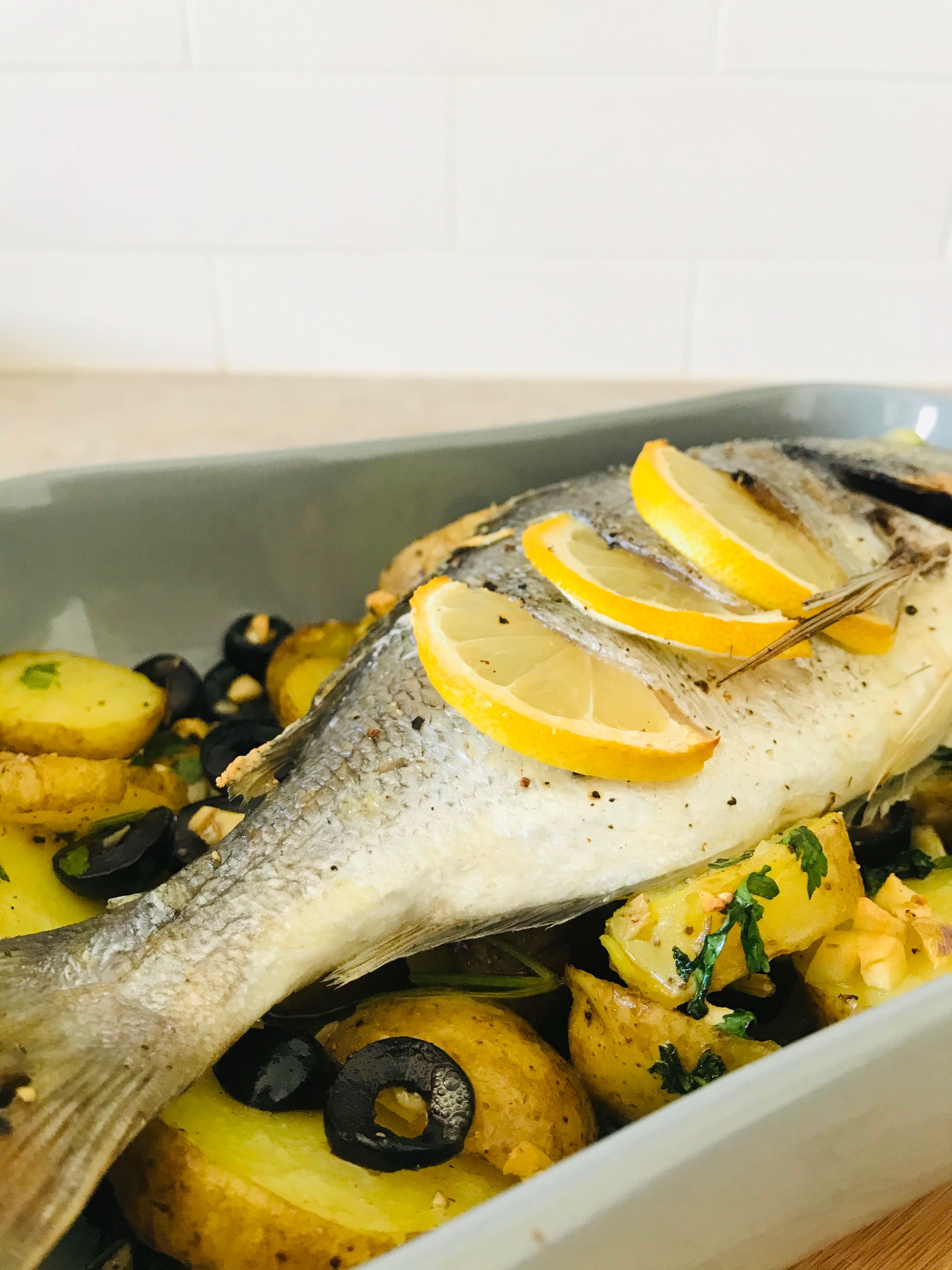 pieczona dorada po portugalsku z oliwkami i ziemniakami